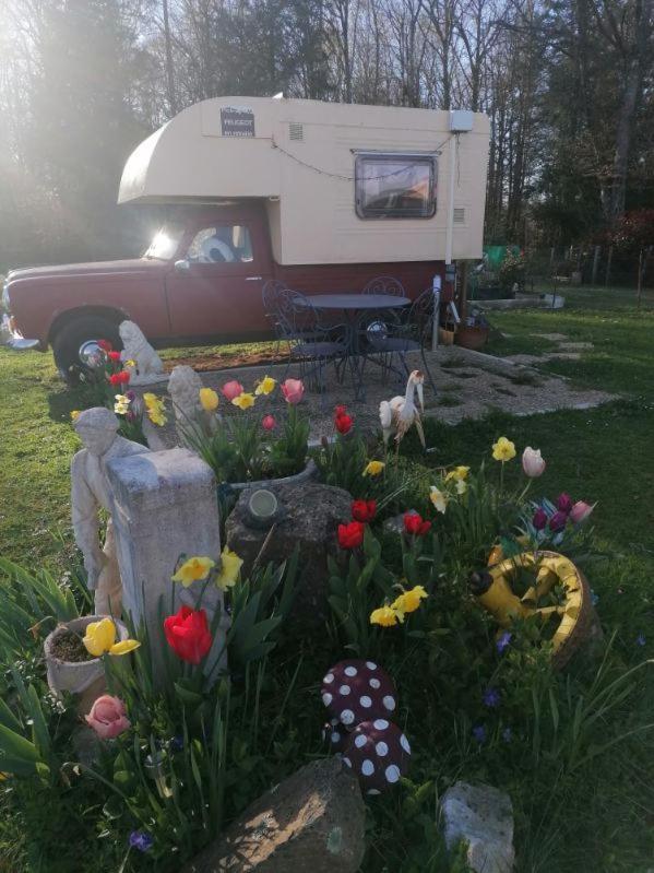 La Roulotte Des Trois Arbres Bed & Breakfast Oradour-sur-Glane Bagian luar foto