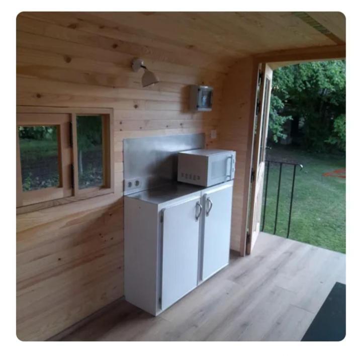 La Roulotte Des Trois Arbres Bed & Breakfast Oradour-sur-Glane Bagian luar foto