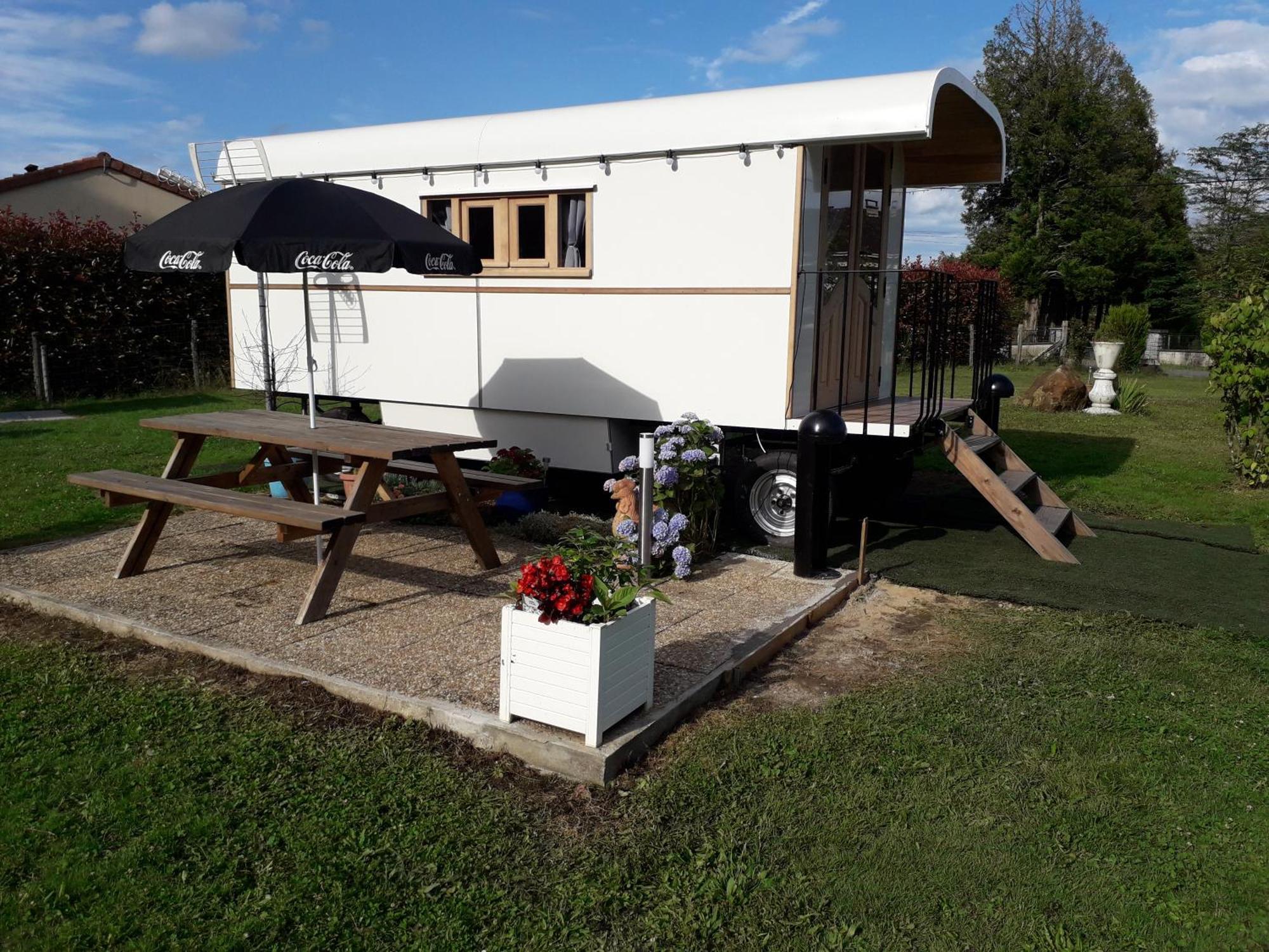 La Roulotte Des Trois Arbres Bed & Breakfast Oradour-sur-Glane Bagian luar foto
