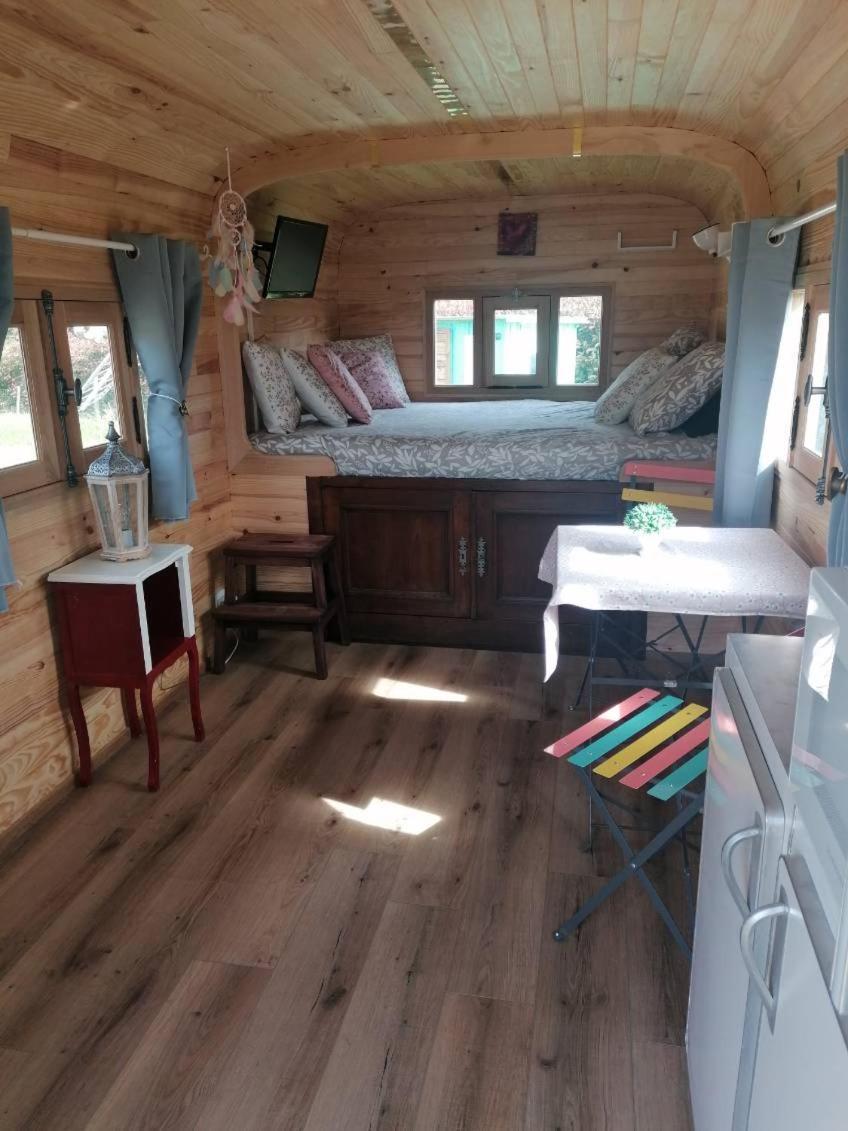La Roulotte Des Trois Arbres Bed & Breakfast Oradour-sur-Glane Bagian luar foto