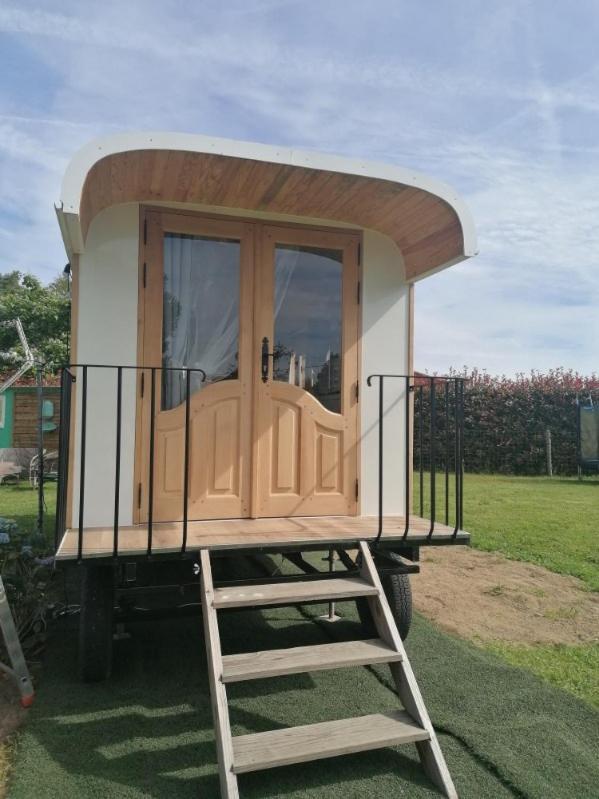 La Roulotte Des Trois Arbres Bed & Breakfast Oradour-sur-Glane Bagian luar foto