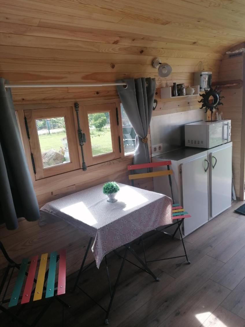 La Roulotte Des Trois Arbres Bed & Breakfast Oradour-sur-Glane Bagian luar foto