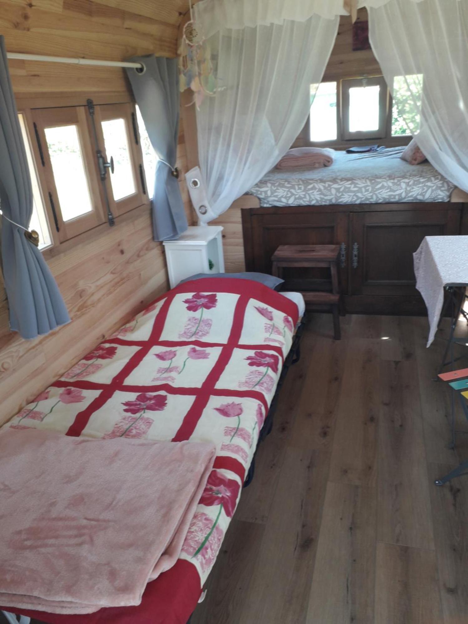 La Roulotte Des Trois Arbres Bed & Breakfast Oradour-sur-Glane Bagian luar foto