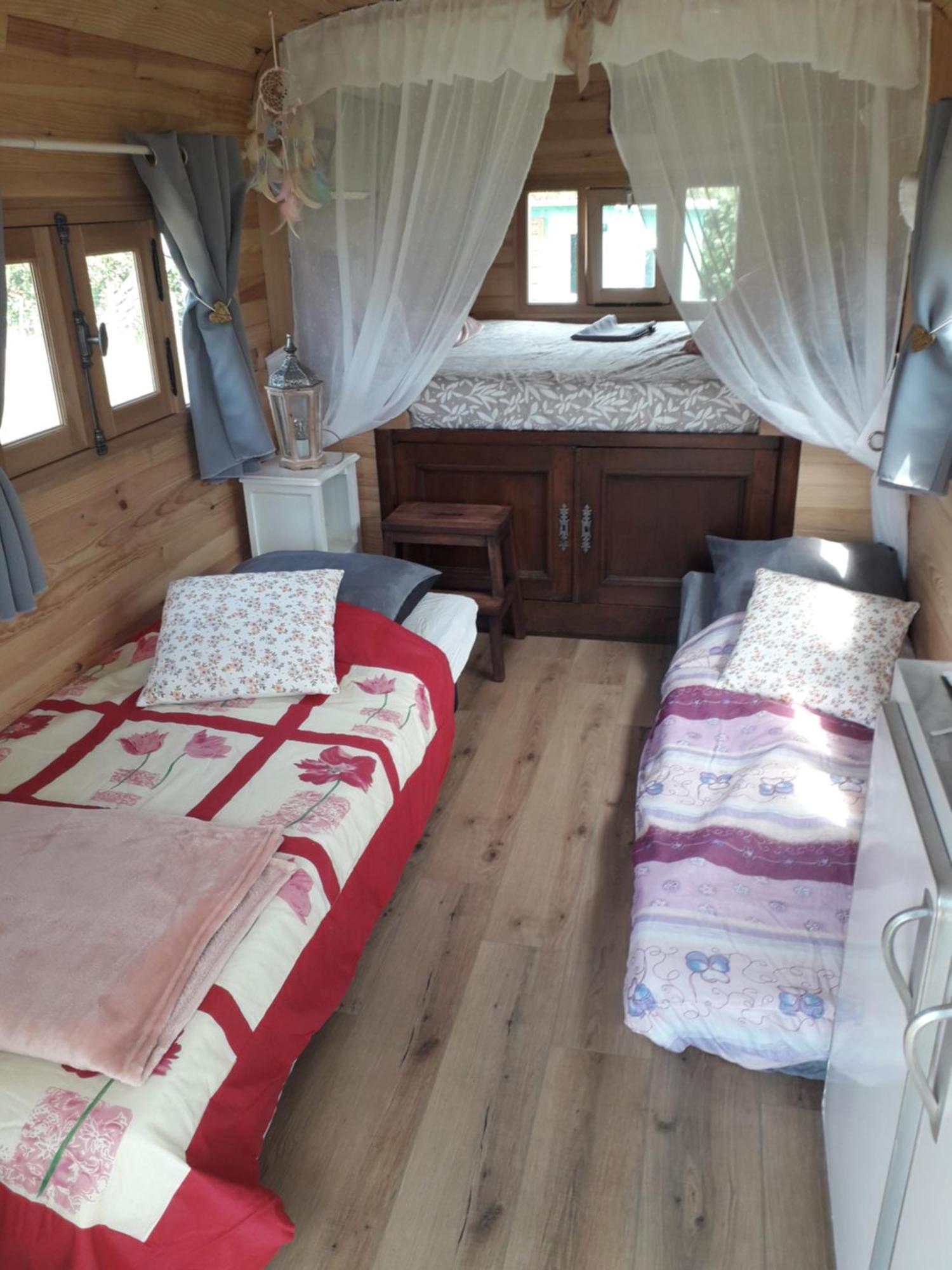 La Roulotte Des Trois Arbres Bed & Breakfast Oradour-sur-Glane Bagian luar foto